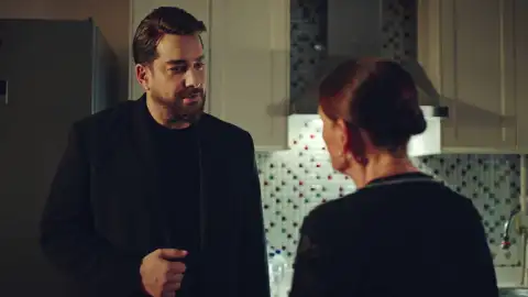 Muzo y Feride Tras el cristal