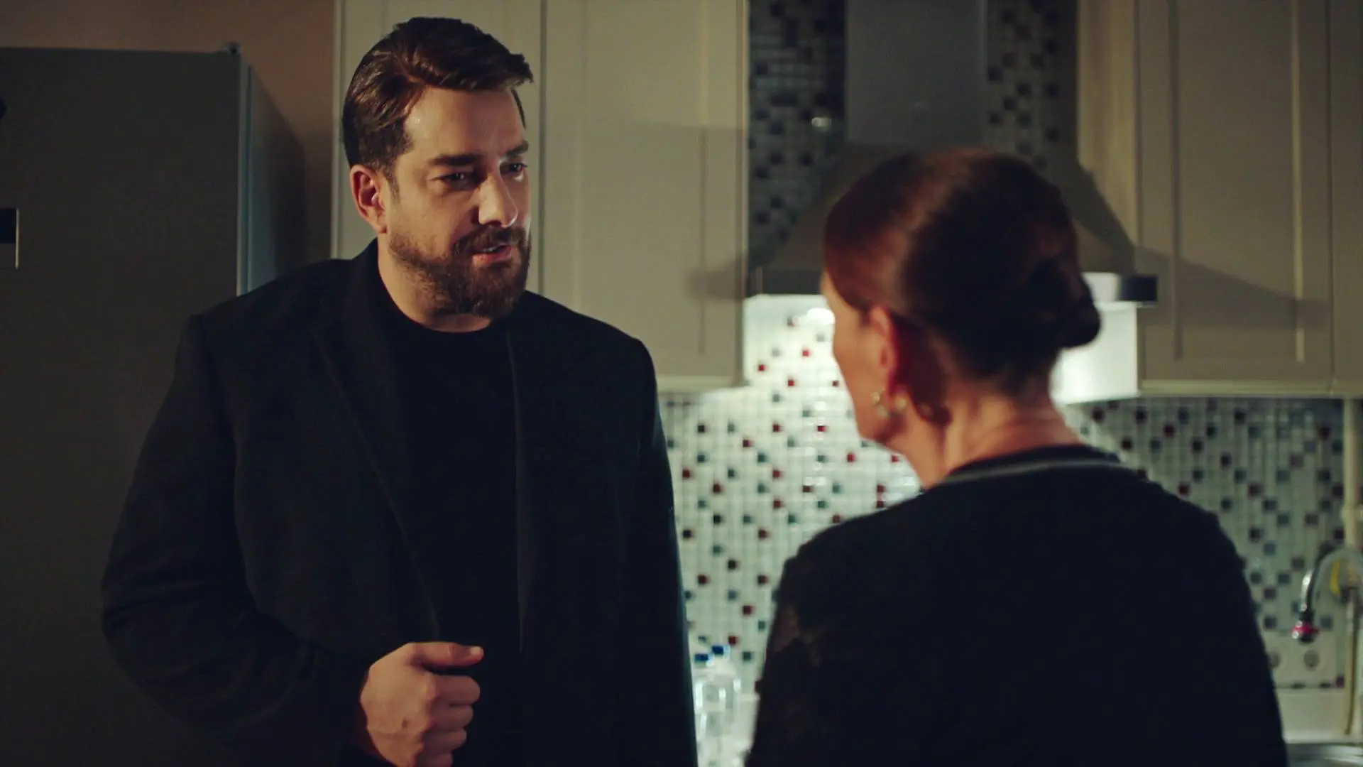 Muzo y Feride Tras el cristal