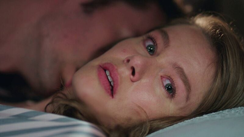 Feride supervisa desde la distancia la noche romántica de Nalan y Muzo descubre su lado más oscuro