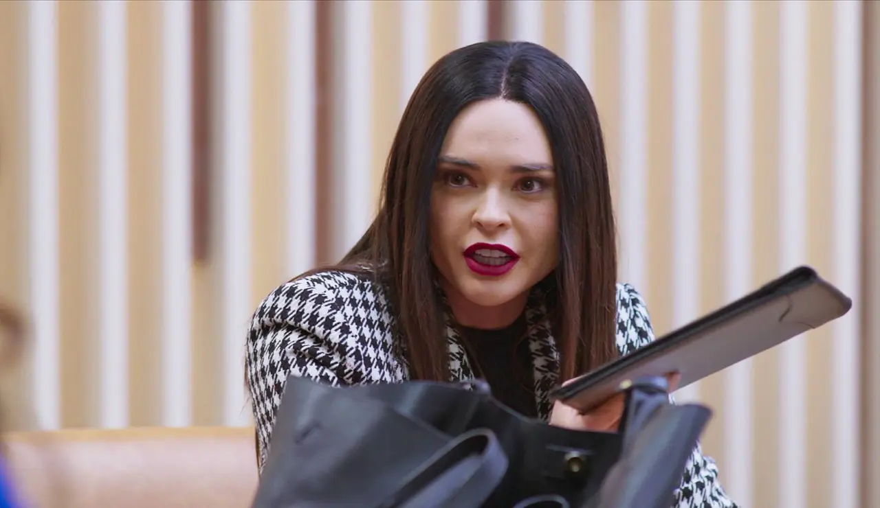 Soraya toma el control de la empresa Salvatierra y despide a todos