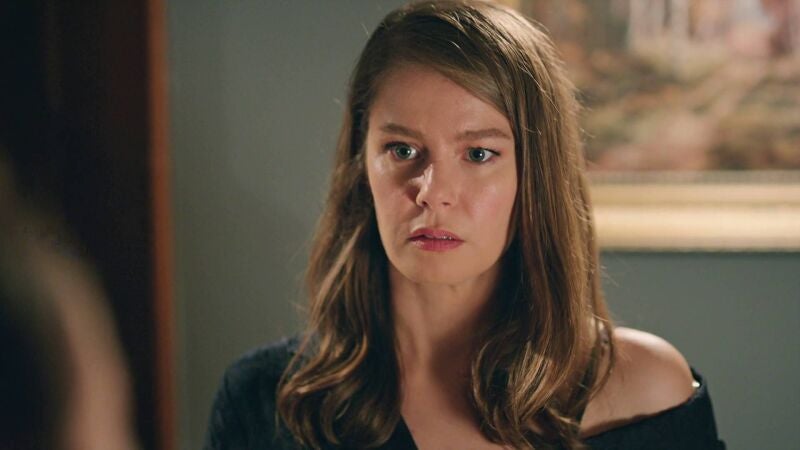 Feride reniega de Nalan y la repudia hasta que no se quede embarazada de Sedat y le de un nieto