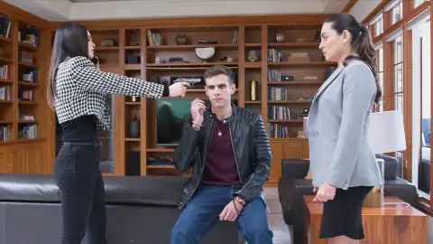 Soraya amenaza a Mariana con acabar con la vida de Betito Soraya amenaza a Mariana con acabar con la vida de Betito