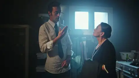 Sedat y Feride Tras el cristal