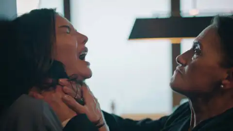 Cana y Feride Tras el cristal