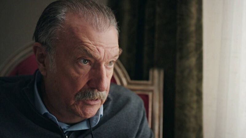 Se avecina tormenta en la familia Karoglu. Rifat ya tiene decidido a quién le va a dejar la empresa