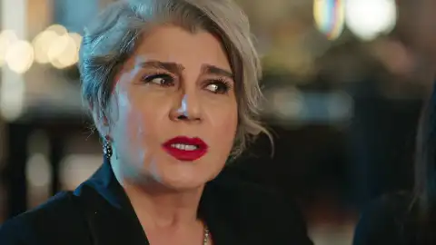 Gülcihan Tras el cristal