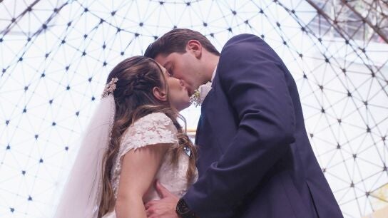 Andrea y Omar se casan, pero un inesperado susto enturbia su boda