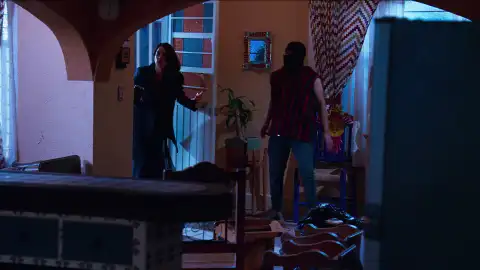 Natalia pilla por sorpresa a Sinba y a sus hombres desvalijando su casa Natalia pilla por sorpresa a Sinba y a sus hombres desvalijando su casa