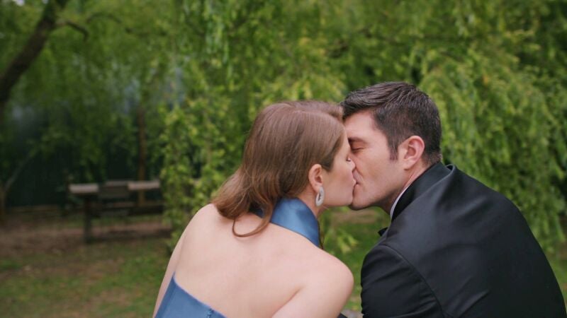 Nalan se deja llevar y termina besando a Hayrin en la boda en la que Pera abandona a Muzo en el altar 