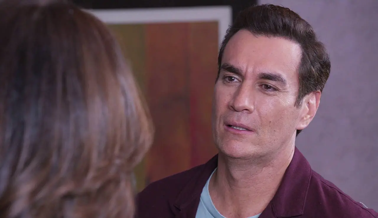 Vicente atraviesa un mal momento personal: se enfrenta a Olga y queda desconcertado tras la impactante confesión de Natalia a Adrián