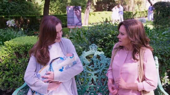 Teresa visita a su hija Constanza en el psiquiátrico