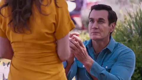 Chente le pide matrimonio a Natalia Chente le pide matrimonio a Natalia