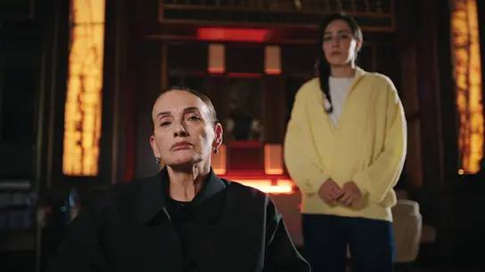 Feride Tras el cristal