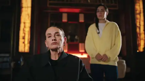 Feride Tras el cristal