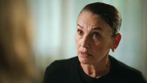 Feride Tras el cristal