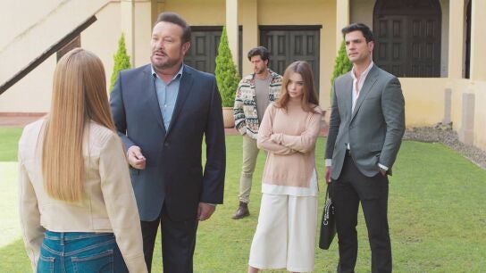 Valeria se hospeda en el hotel pese a la oposición de Mateo y Natalia
