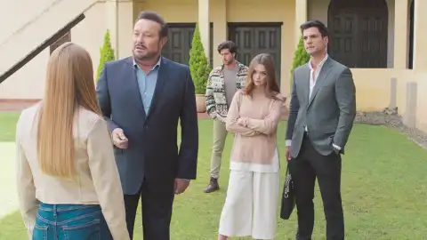 Valeria se hospeda en el hotel pese a la oposición de Mateo y Natalia Valeria se hospeda en el hotel pese a la oposición de Mateo y Natalia