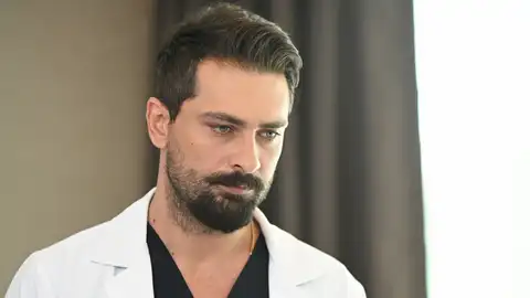 Ferman, el brillante pero arrogante jefe de cirugía con un secreto inconfesable Ferman, el brillante pero arrogante jefe de cirugía con un secreto inconfesable