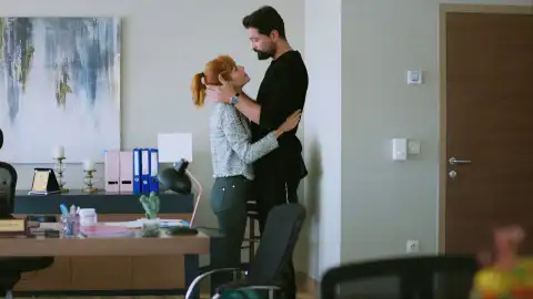 Los rumores de boda entre Ferman y Beliz revolucionan el hospital  Los rumores de boda entre Ferman y Beliz revolucionan el hospital