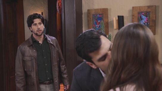 Mateo sorprende a Iker y a Valeria besándose