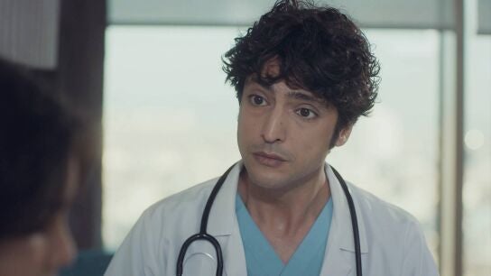 Alí le confiesa al niño al que trata que tiene cáncer
