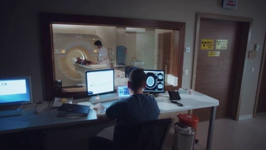 Alí cree que su joven paciente sufre un tumor cerebral incurable 
