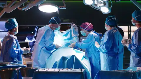 Tensión en el quirófano: Nazli se enfrenta a Tanju y es expulsada en plena cirugía Tensión en el quirófano: Nazli se enfrenta a Tanju y es expulsada en plena cirugía