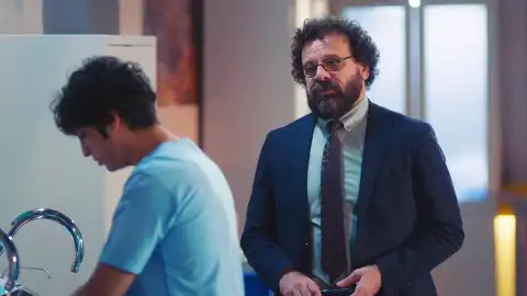 Adil le comunica a Alí la decisión que ha tomado la Junta Adil le comunica a Alí la decisión que ha tomado la Junta