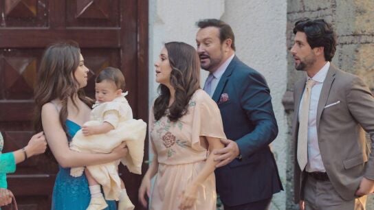 Valeria y Mateo llegan a la iglesia para bauitizar a Berni 