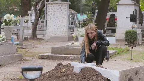 Natalia jura vengarse de Fedra frente a la tumba de su padre Natalia jura vengarse de Fedra frente a la tumba de su padre