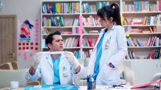 Nazli y Demir se preparan para el examen de Ferman 