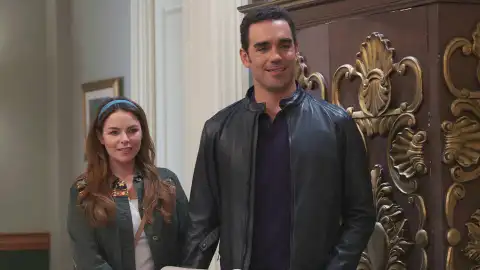 Rogelio anuncia a su familia que se ha casado con Paula  Rogelio anuncia a su familia que se ha casado con Paula