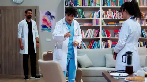 Alí imita a Ferman y este lo sorprende in fraganti Alí imita a Ferman y este lo sorprende in fraganti