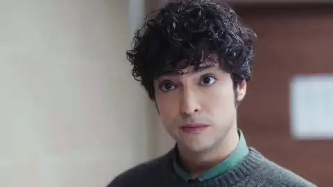 Alí ensaya su discurso para declararle su amor a Nazli Alí ensaya su discurso para declararle su amor a Nazli