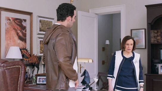 Martina no se fía de Paula y alerta a su hijo Rogelio 