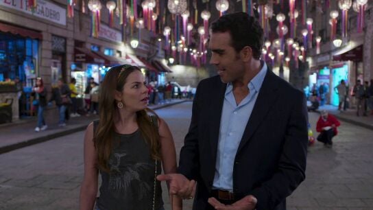 Paula y Rogelio discuten acaloradamente... pero el amor termina por unirlos 