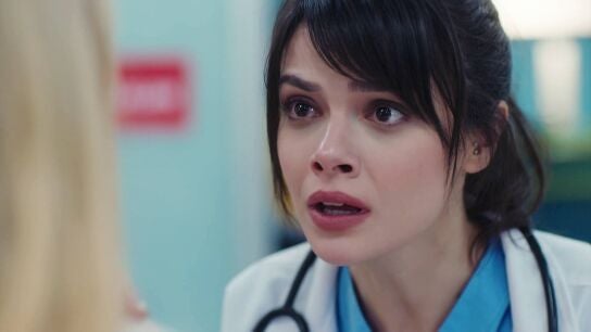Nazli se desahoga con Açelya al confesar sus sentimientos a Ferman