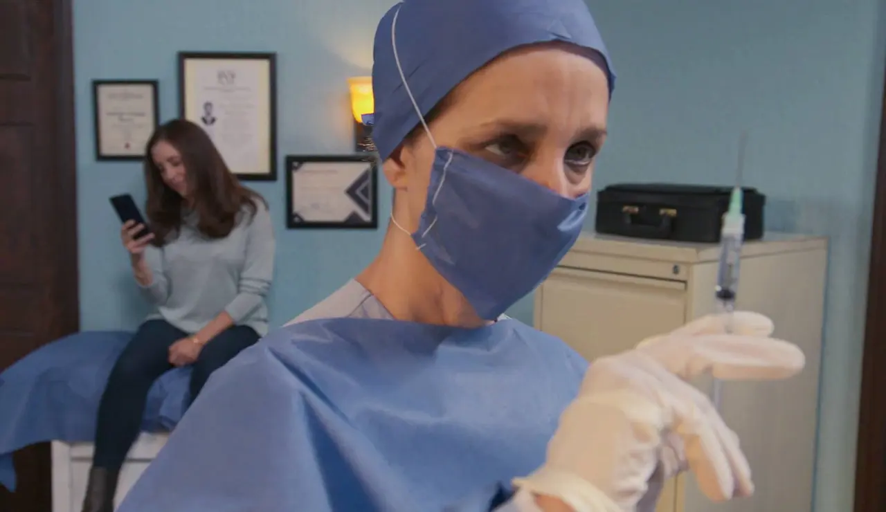 Fedra intenta asesinar a la madre de Valeria en el hospital, pero el plan fracasa y acaba gravemente herida