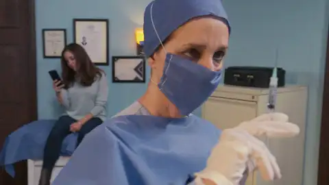 Fedra intenta asesinar a la madre de Valeria en el hospital, pero el plan fracasa y acaba gravemente herida Fedra intenta asesinar a la madre de Valeria en el hospital, pero el plan fracasa y acaba gravemente herida