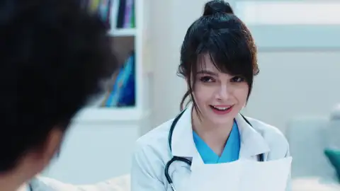 Alí y Nazli crean una lista de reglas para que su relación funcione Alí y Nazli crean una lista de reglas para que su relación funcione