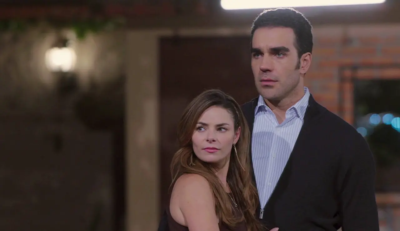 Rogelio se queda en shock al reencontrarse con Erika, su exnovia... sin imaginar el secreto que ella oculta