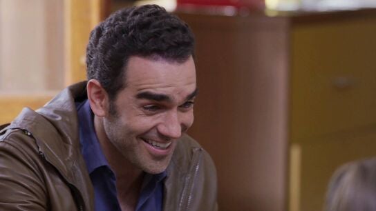 Rogelio conoce a Lucas sin saber que es su hijo