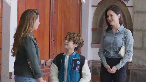 Paula invita a Lucas a comer en la villa de los Iturbide Paula invita a Lucas a comer en la villa de los Iturbide