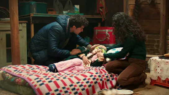 Emel se enferma y sus hermanos se preocupan por ella Emel se enferma y sus hermanos se preocupan por ella