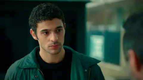 Kadir lucha por salvar a sus hermanos sin saber que va a trabajar para el asesino de su padre Kadir lucha por salvar a sus hermanos sin saber que va a trabajar para el asesino de su padre