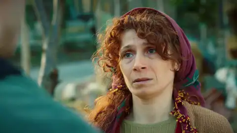 Una vecina de Orhan aconseja a Kadir dejar a Emel en un orfanato Una vecina de Orhan aconseja a Kadir dejar a Emel en un orfanato