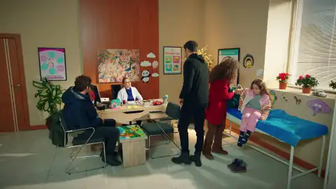 Los Eren llevan a Emel al médico Los Eren llevan a Emel al médico