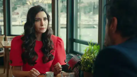 Suzan le revela a Akif que Nebahat sospecha de él Suzan le revela a Akif que Nebahat sospecha de él