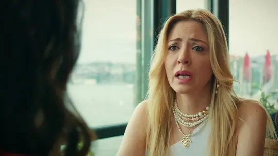 Nebahat le confiesa a Suzan que su marido le es infiel Nebahat le confiesa a Suzan que su marido le es infiel