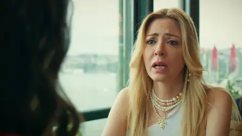 Nebahat le confiesa a Suzan que su marido le es infiel Nebahat le confiesa a Suzan que su marido le es infiel